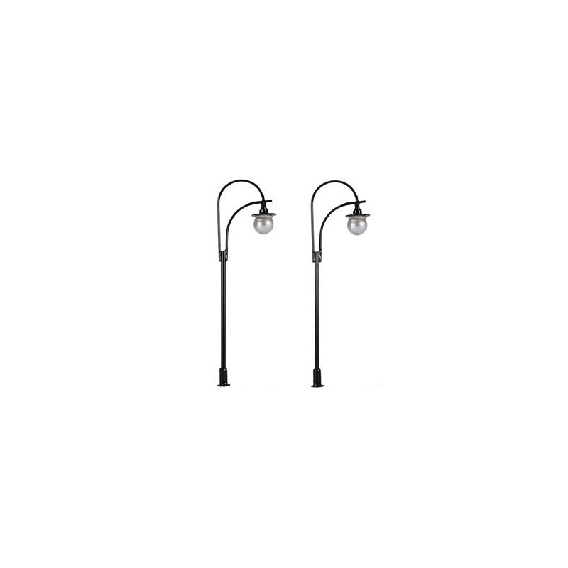 Postes de iluminação de globo único (x2).
