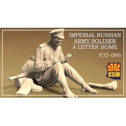 Russischer Soldat schreibt einen Brief.