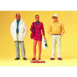 Trois personnes debout.