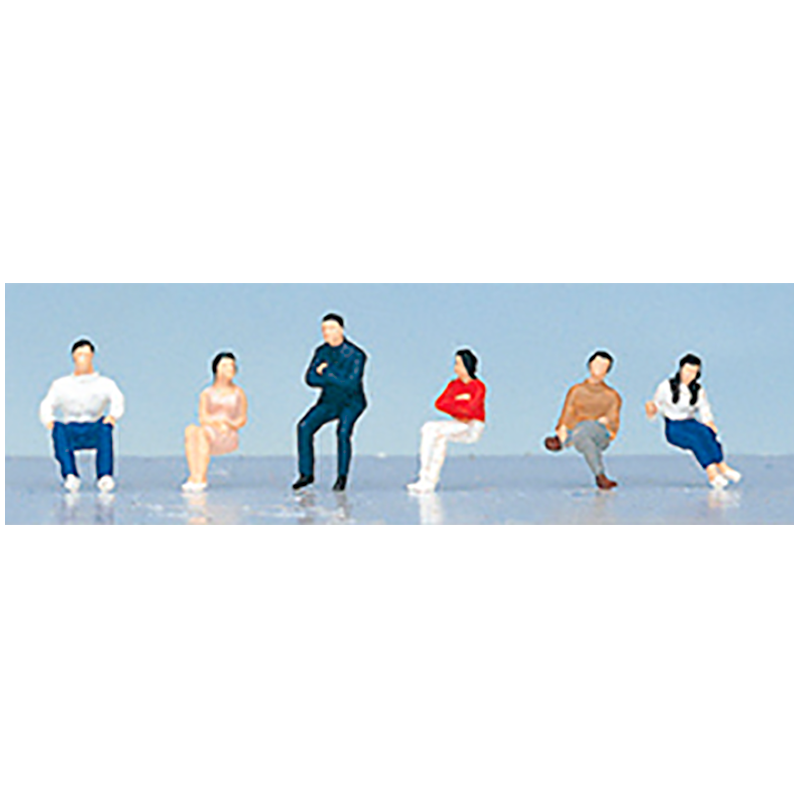 Personajes sentados.