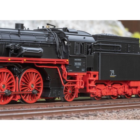"Saxon Pride" Class 19.0 Steam Locomotive, DR. Sound and smoke.