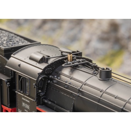 "Saxon Pride" Class 19.0 Steam Locomotive, DR. Sound and smoke.