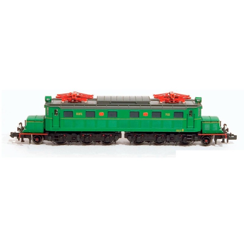 -- Locomotiva 7100, verde com filete amarelo.