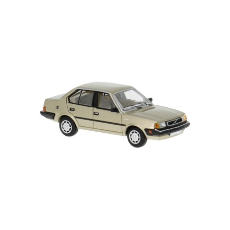 Volvo 360, beige.