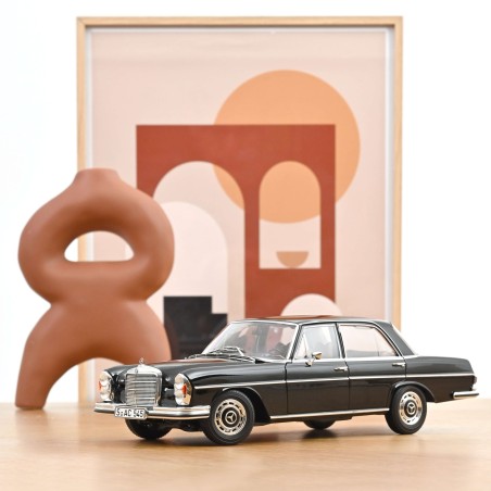 Mercedes-Benz 280 SE 1968 nera.