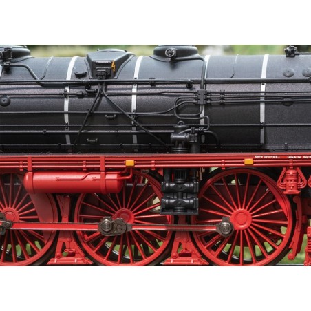 Dampflokomotive der Baureihe 06. Ton und Rauch.
