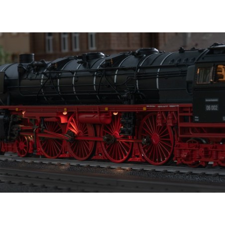 Dampflokomotive der Baureihe 06. Ton und Rauch.