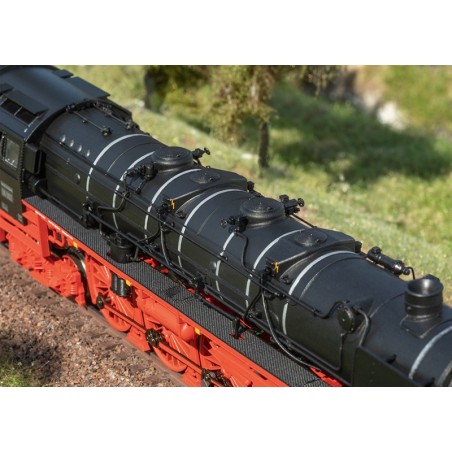 Dampflokomotive der Baureihe 06. Ton und Rauch.