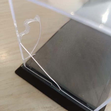 Display case (257 x 66 x 60 mm) | Damaged box and cracked display case.
