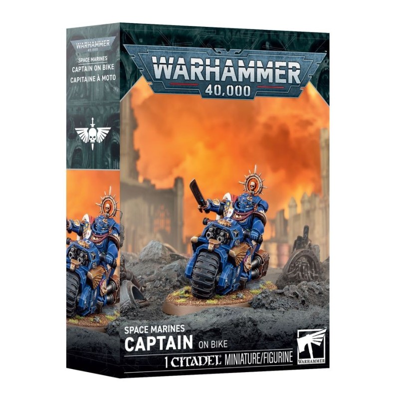 Space Marines: Captain auf einem Motorrad.