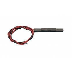 Contact de roseau sur traverse en bois.