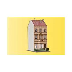 Edifício com terraço.