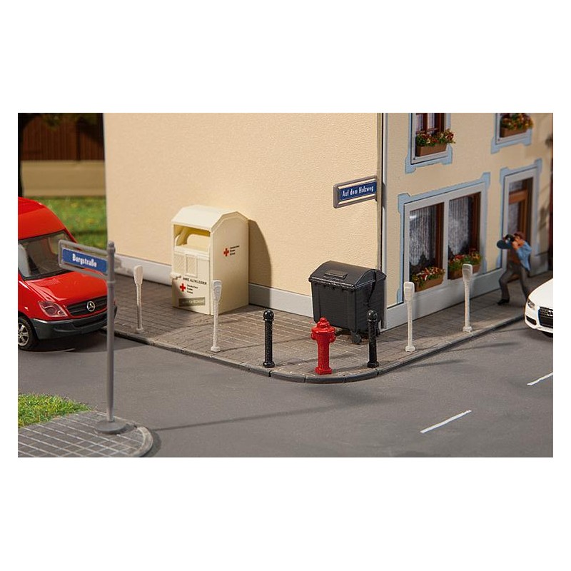 Street signs with accessories. FALLER 180450