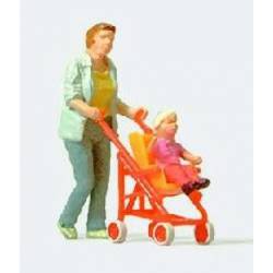Mujer con silla de bebe.