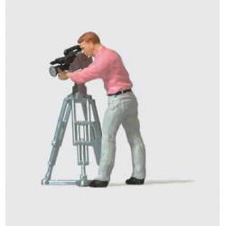 Homme enregistrant avec une caméra vidéo.