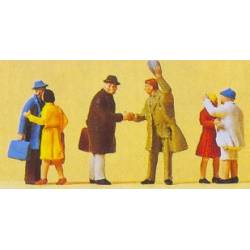 Passagers arrivant à la gare.