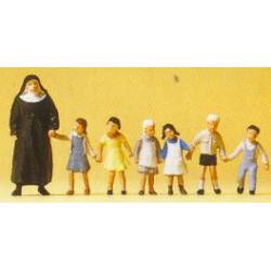 Monja con niños.