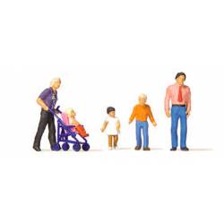 Familia paseando.