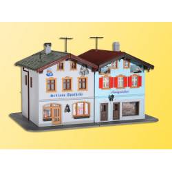 Bâtiments avec pharmacie et antiquaire.