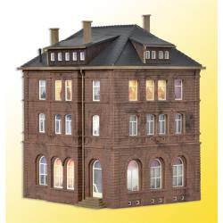 Bâtiment avec éclairage.