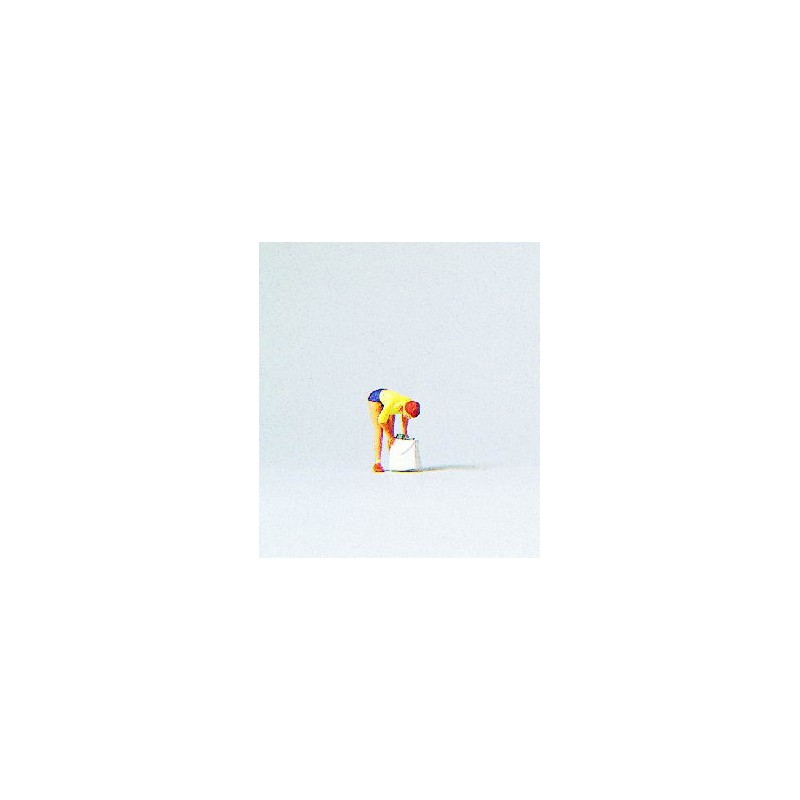 Mujer recogiendo una bolsa. PREISER 28040