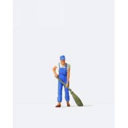 Hombre barriendo.