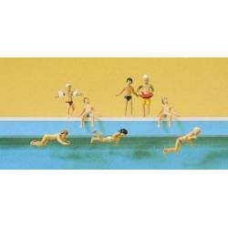 Crianças na piscina.
