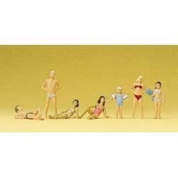 Children at pool standing.
