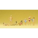Children at pool standing. PREISER 10308