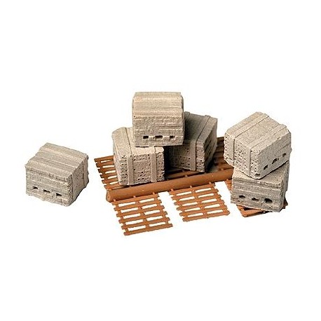 Pallets with bricks (x6). MODEL RAILSTUFF 930