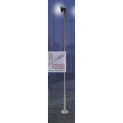 Poste con un reflector.