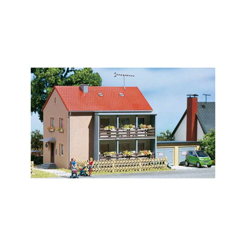 Casa de apartamentos con garajes. AUHAGEN 12236