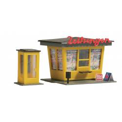 Kiosco y cabina de teléfono.