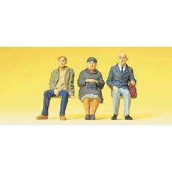 Trois passagers assis.