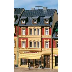 Gebäude mit Gewerbe im Erdgeschoss Nr. 4.