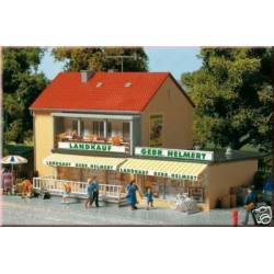 Edificio con supermercato.