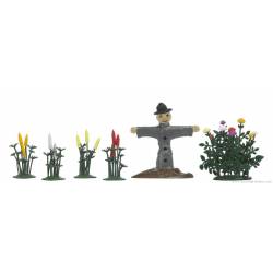 Lupinos, dalias y un espantapájaros.