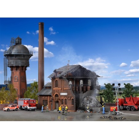 Usine en feu.