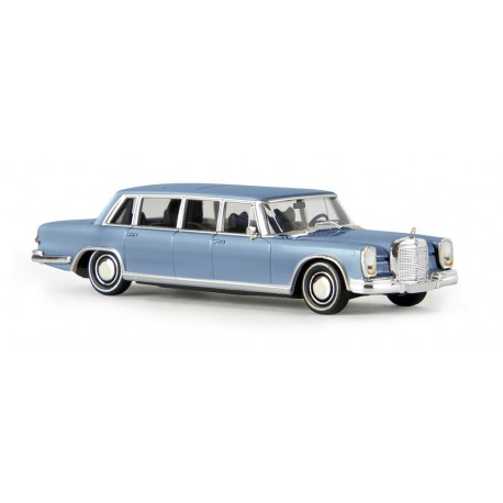 Mercedes Benz 600, azul metalizado.