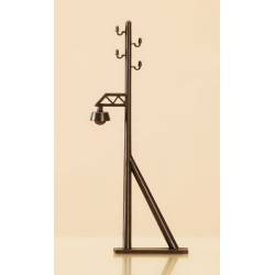 6 farolas sobre postes de teléfono.
