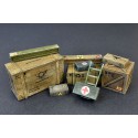 Cajas de madera y carretilla.