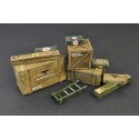 Cajas de madera y carretilla.