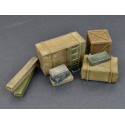 Cajas de madera y carretilla.