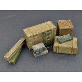 Cajas de madera y carretilla.