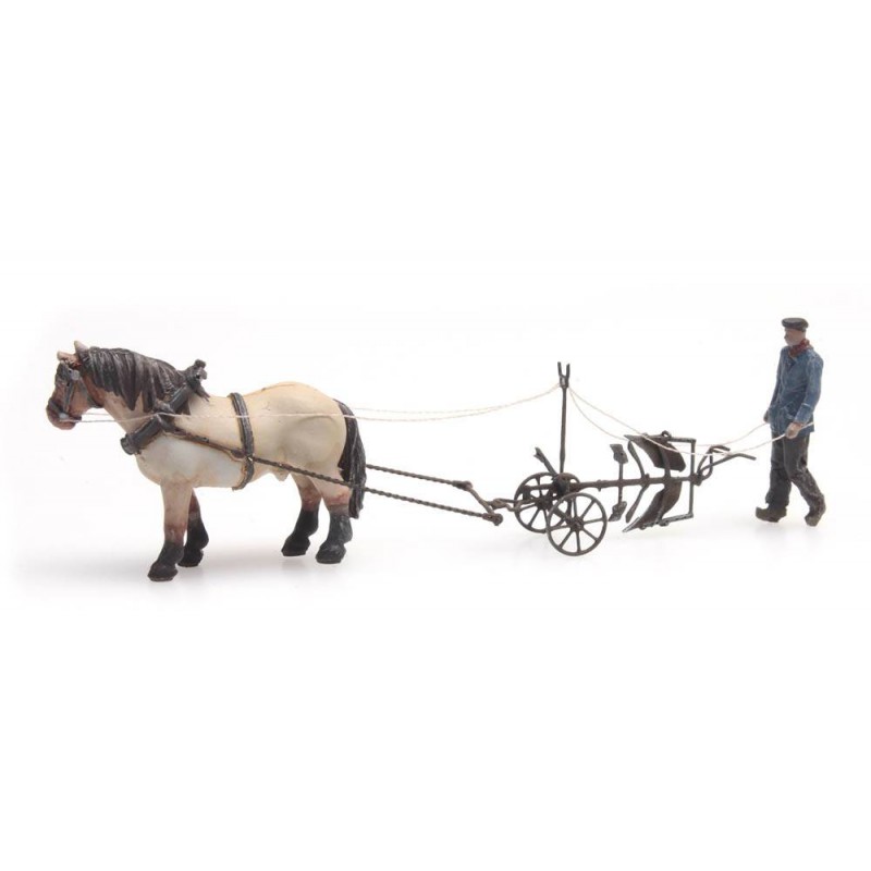 Caballo y arado. Caballo y arado.