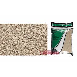 Sack mit Schotter oder grobem Kies, beige.