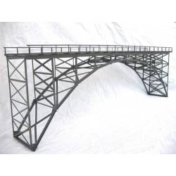 Ponte metálica alta em arco.