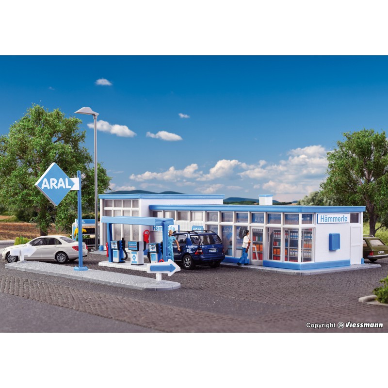 Aral petrol station. Aral petrol station.
