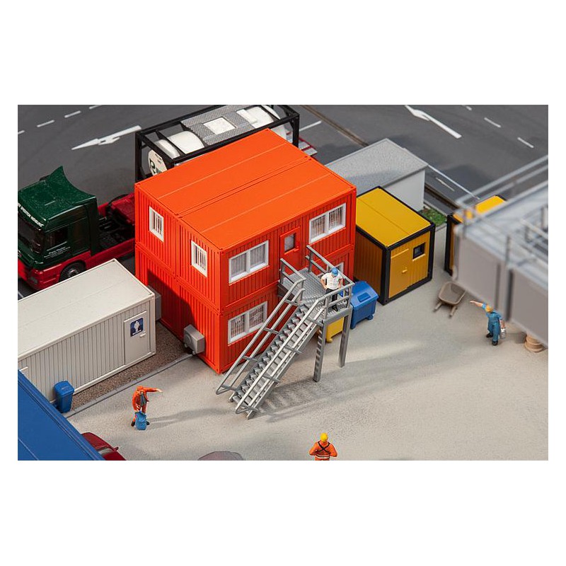 Contenedores de obra, naranjas.