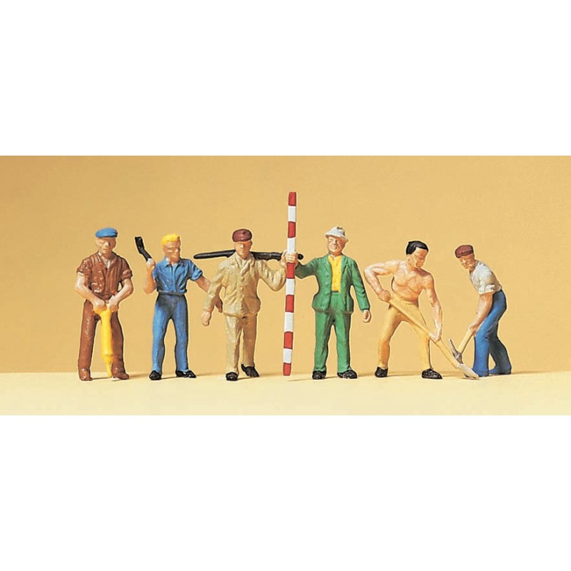 Obreros colocando traviesas de madera. Obreros colocando traviesas de madera.